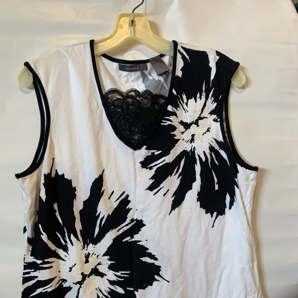 Beautiful sleeveless top. Black and white size L